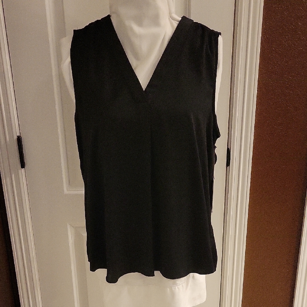 Vince Camuto Black V-Neck Sleeveless Shell